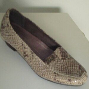 Clarks Everyday Womens Beige Faux Snakeskin Leather Loafer - Size 6M